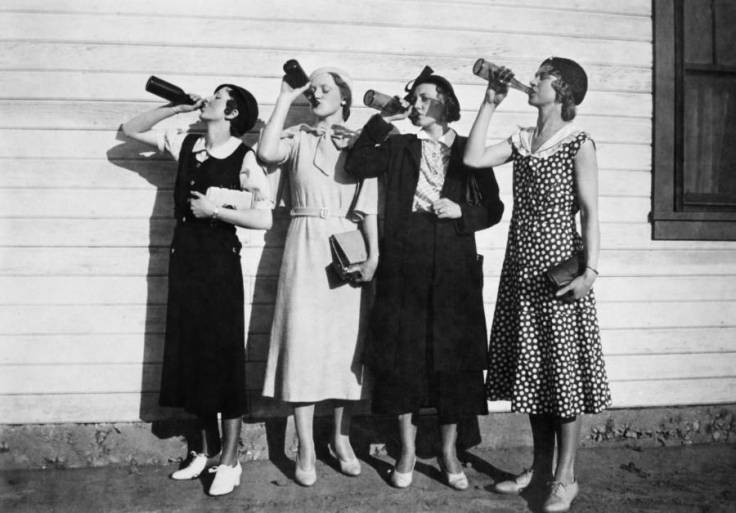 four-flappers-drinking